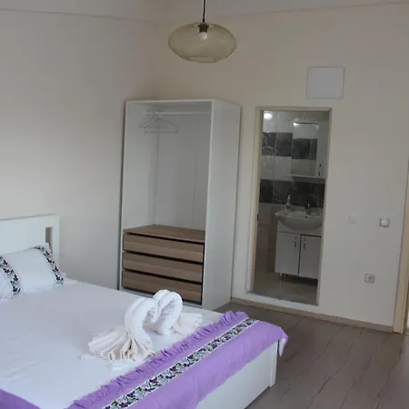 Heredot's House Lodge *